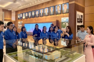 Tuổi trẻ Bộ Tài chính tìm hiểu lịch sử Quốc hội trước thềm bầu cử