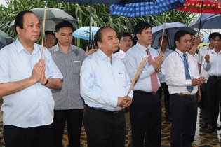 Thủ tướng Nguyễn Xuân Phúc viếng các anh hùng, liệt sĩ trung đoàn 52 Tây Tiến