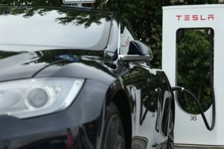 Hãng xe điện Tesla vẫn lỗ dù doanh thu tăng gấp đôi