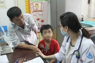 Trẻ bị rối loạn hành vi khi dùng điện thoại, xem ti vi quá nhiều