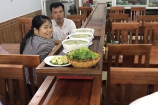 Quán phở lạ nhất Việt Nam: Điều khiển từ xa, phở tự chạy ra mời khách