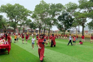 Tập đoàn Sao Đỏ tài trợ sân bóng cho học sinh Trường Tiểu học Đông Hải 2