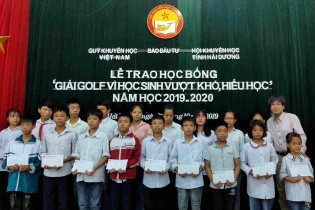 Báo Đầu tư trao 65 suất học bổng tại tỉnh Hải Dương   