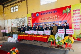 Quảng Ninh: Hàng nghìn món quà Tết trao tận tay lực lượng chống dịch, người lao động