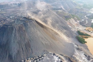 Quảng Ninh: Cử tri lo ngại việc chậm xử lý các "núi thải" từ mỏ than