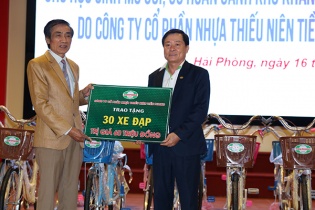 Nhựa Tiền Phong trao tặng xe đạp cho học sinh nghèo vượt khó tại Hải Phòng