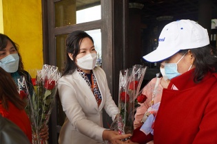 Quảng Ninh đón đoàn khách du lịch xông đất đầu năm mới