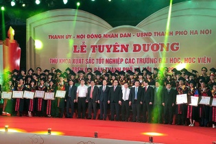 Hà Nội tuyên dương 84 thủ khoa "đầu ra" xuất sắc năm 2017