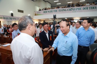 Thủ tướng đối thoại với bà con nông dân: Nóng chuyện tiêu thụ nông sản