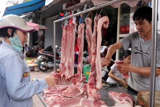 Thịt lợn “đội giá”  hơn 43% do phải đi qua 2 đến 5 khâu trung gian