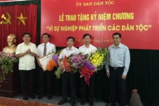 Trao kỷ niệm chương “Vì sự nghiệp phát triển các dân tộc"