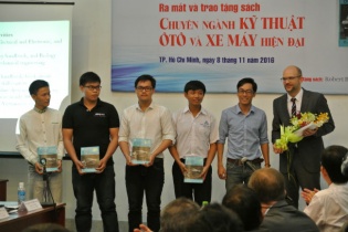 Trao 1.000 cuốn sách chuyên ngành kỹ thuật ô tô Đức cho sinh viên Việt Nam