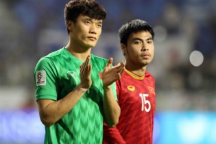 Thủ môn Bùi Tiến Dũng đầu quần cho CLB Hà Nội