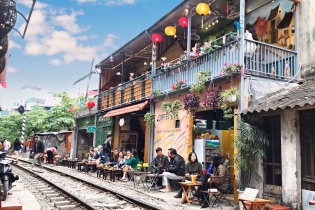 Bộ GTVT đề nghị Hà Nội "xóa" tụ điểm cà phê trên đường tàu