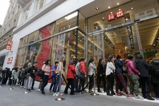 Uniqlo mở cửa hàng đầu tiên tại Hà Nội, tuyển chọn nhân lực từ trường đại học
