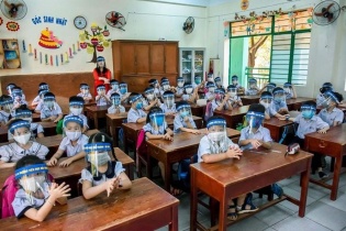Học sinh Hà Nội có cần đeo mũ chắn giọt bắn Covid-19 khi đến trường?