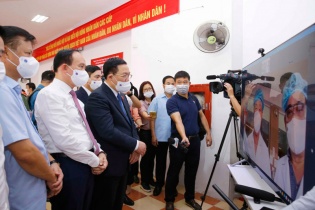 Chủ tịch Quốc hội chia sẻ áp lực với y bác sĩ trên tuyến đầu chống dịch