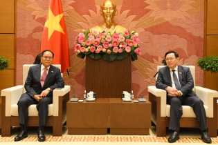 Chủ tịch Quốc hội Vương Đình Huệ tiếp Đại sứ Hàn Quốc và Đại sứ Ấn Độ