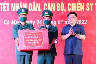 Chủ tịch Quốc hội dự Chương trình “Xuân biên phòng ấm lòng dân biển” tại Cà Mau 
