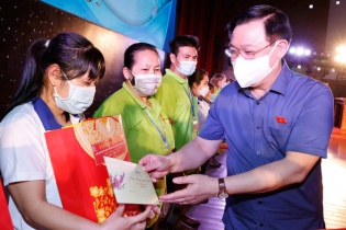 Chủ tịch Quốc hội tham dự “Tết sum vầy, Xuân bình an” tại Bình Dương