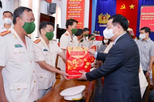 Chủ tịch Quốc hội chúc Tết cán bộ chiến sỹ công an, bác sỹ tỉnh Cà Mau