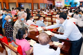 Chủ tịch Quốc hội Vương Đình Huệ thăm và tặng quà Tết tại TP.HCM