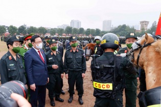 Chủ tịch Quốc hội thăm và chúc tết lực lượng Cảnh sát cơ động   