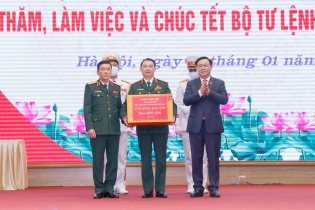 Chủ tịch Quốc hội Vương Đình Huệ thăm và chúc Tết Bộ Tư lệnh Thủ đô Hà Nội
