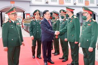 Chủ tịch Quốc hội Vương Đình Huệ thăm và làm việc tại Tổng cục II