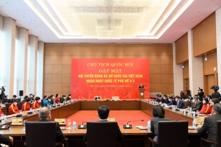 Chủ tịch Quốc hội gặp mặt các cô gái vàng bóng đá Việt Nam
