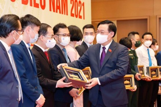 Chủ tịch Quốc hội gặp mặt thầy thuốc trẻ Việt Nam tiêu biểu