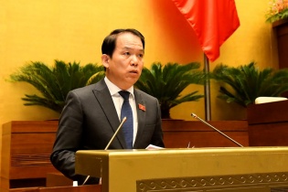 Không được ngăn chặn, cản trở việc phổ biến, sử dụng Quốc kỳ, Quốc huy, Quốc ca