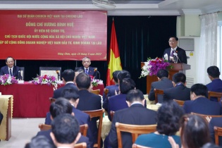 Chủ tịch Quốc hội Vương Đình Huệ gặp cộng đồng doanh nghiệp Việt Nam tại Lào
