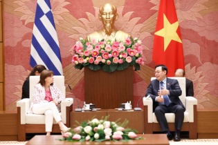 Chủ tịch Quốc hội Vương Đình Huệ tiếp Tổng thống Hy Lạp