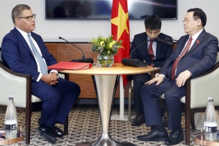 Chủ tịch Quốc hội Vương Đình Huệ tiếp Chủ tịch COP 26