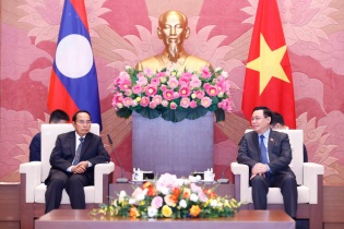 Chủ tịch Quốc hội Vương Đình Huệ tiếp Thường trực Ban Bí thư, Phó chủ tịch CHDCND Lào