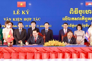 Chủ tịch Quốc hội Vương Đình Huệ hội đàm với Chủ tịch Quốc hội Campuchia Samdech Heng Samrin