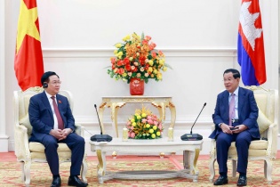 Chủ tịch Quốc hội Vương Đình Huệ hội kiến Thủ tướng Campuchia Hun Sen 