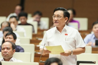 Tình thế nước sôi lửa bỏng, thay cán bộ sợ trách nhiệm như thay cầu thủ bóng đá