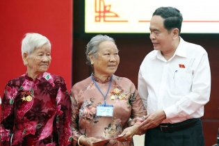 Chủ tịch Quốc hội Trần Thanh Mẫn tặng quà người có công với cách mạng tỉnh Hậu Giang
