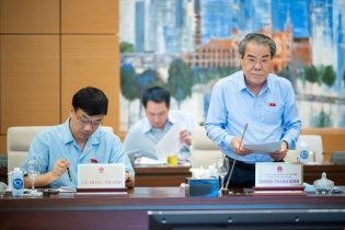 Giá cả tăng, camera quay lén... khiến cử tri lo lắng
