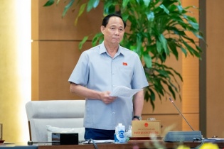 Thuốc, vật tư y tế: Bộ trưởng nói không thiếu nhưng dân phải ra ngoài mua
