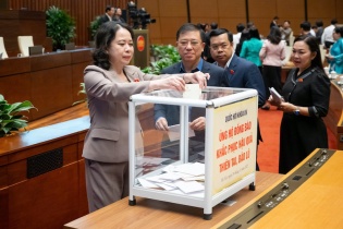 Đại biểu Quốc hội ủng hộ đồng bào khắc phục hậu quả bão, lũ