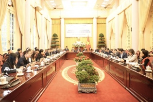 Học sinh cả nước dùng một bộ sách giáo khoa và được miễn phí