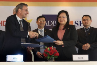 ADB bảo lãnh 100 triệu USD cho HDBank và SHB   