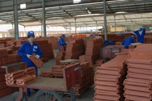 Ngân hàng chia khó, doanh nghiệp hưởng lợi