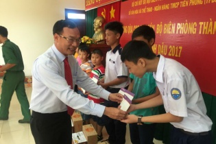 TPBank tặng quà cho con em cán bộ chiến sĩ Hải đội 2