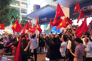 NCB tặng thưởng cho U23 và tặng quà cho hàng chục nghìn khách hàng  