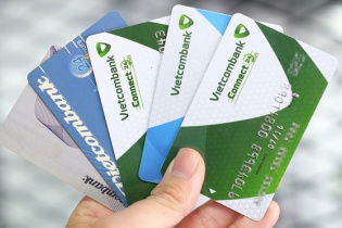 Đường dây nóng quá tải, Vietcombank cho người dùng khóa thẻ bằng tin nhắn