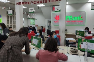 Khách hàng được mang khẩu trang khi giao dịch tại ngân hàng